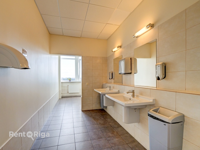 Sludinājumi. Kvalitatīvs, kompakta izmēra birojs renovētā ēkā - Ganību dambī 24D.  Birojs izvietots ēkas 5. Cena: 203 EUR/mēn Foto #5