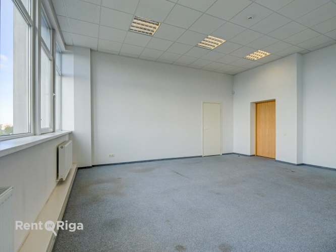 Sludinājumi. Kvalitatīvs, kompakta izmēra birojs renovētā ēkā  Ganību dambī 24D.  Birojs atrodas ēkas 5. stāvā, Cena: 184 EUR/mēn Foto #5