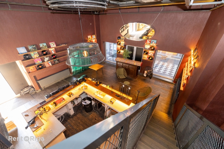 Sludinājumi. Birojs ar 70 kvm terasi 2.stāvā.  Iepriekš telpās atradās klubs Soda, pirms tam Nemiers un Kefīrs. Cena: 2713 EUR/mēn Foto #2