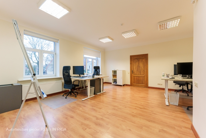 Объявление. Oфис в ухоженном офисном здании недалеко от ул. Калнциема  Обслуживание включено в арендную плату.  Цена: 599 EUR/мес. Foto #1