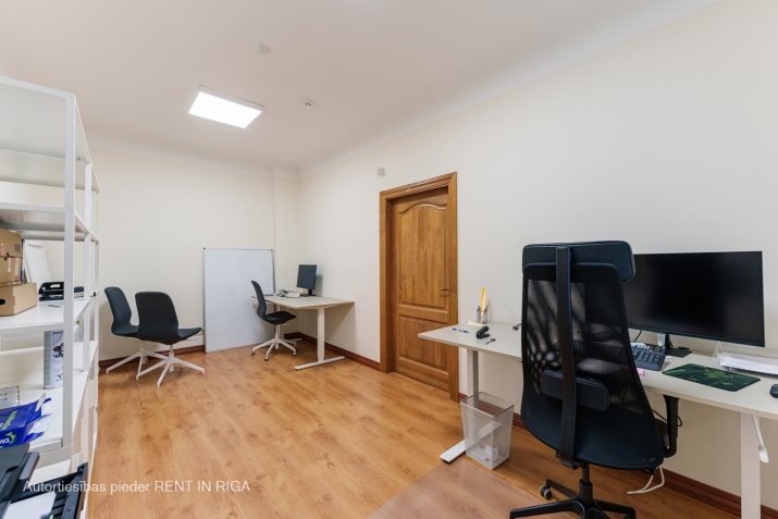 Объявление. Oфис в ухоженном офисном здании недалеко от ул. Калнциема  Обслуживание включено в арендную плату.  Цена: 599 EUR/мес. Foto #4