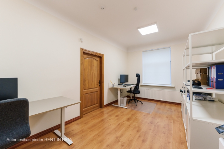 Объявление. Oфис в ухоженном офисном здании недалеко от ул. Калнциема  Обслуживание включено в арендную плату.  Цена: 599 EUR/мес. Foto #5