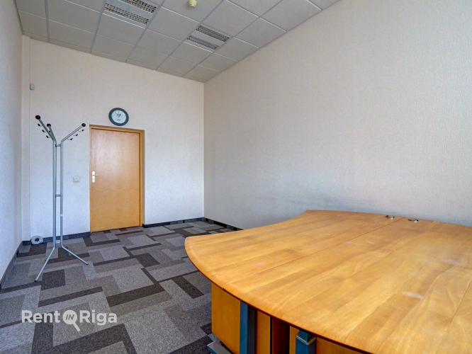 Sludinājumi. Kvalitatīvs, kompakta izmēra birojs renovētā ēkā  Ganību dambī 24D.  Birojs atrodas ēkas 3. stāvā, Cena: 93 EUR/mēn Foto #2