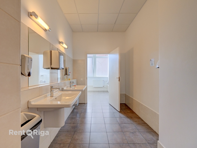 Sludinājumi. Kvalitatīvs, kompakta izmēra birojs renovētā ēkā  Ganību dambī 24D.  Birojs atrodas ēkas 3. stāvā, Cena: 93 EUR/mēn Foto #6