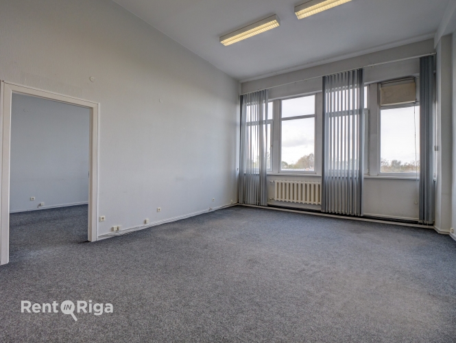 Sludinājumi. Kvalitatīvs, kompakta izmēra birojs renovētā ēkā  Ganību dambī 24D.  Birojs atrodas ēkas 4. stāvā, Cena: 203 EUR/mēn Foto #5