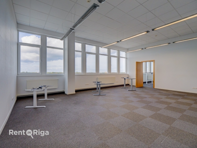 Sludinājumi. Kvalitatīvs, kompakta izmēra birojs renovētā ēkā  Ganību dambī 24D.  Birojs atrodas ēkas 6. stāvā, Cena: 431 EUR/mēn Foto #1