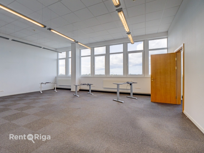 Sludinājumi. Kvalitatīvs, kompakta izmēra birojs renovētā ēkā  Ganību dambī 24D.  Birojs atrodas ēkas 6. stāvā, Cena: 431 EUR/mēn Foto #2