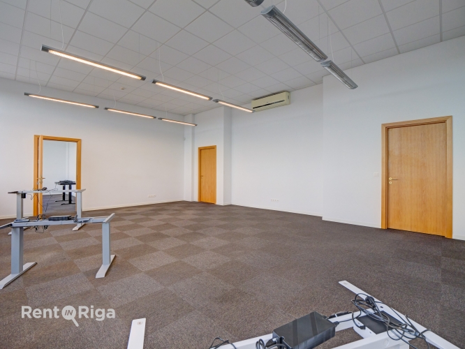 Sludinājumi. Kvalitatīvs, kompakta izmēra birojs renovētā ēkā  Ganību dambī 24D.  Birojs atrodas ēkas 6. stāvā, Cena: 431 EUR/mēn Foto #3