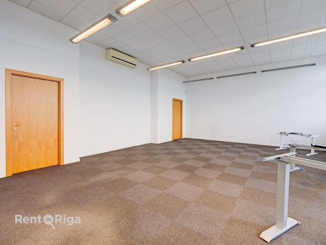 Sludinājumi. Kvalitatīvs, kompakta izmēra birojs renovētā ēkā  Ganību dambī 24D.  Birojs atrodas ēkas 6. stāvā, Cena: 431 EUR/mēn Foto #4