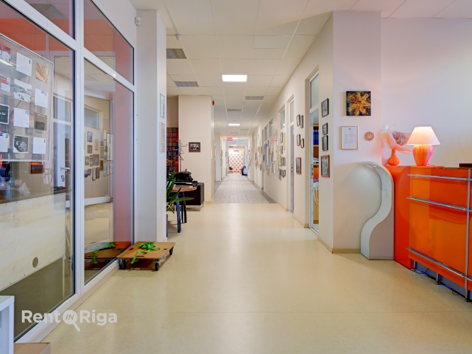 Sludinājumi. Nomai pieejams kvalitatīvs, plaša izmēra birojs renovētā ēkā - Ganību dambī 24D.  Birojs atrodas Cena: 3861 EUR/mēn Foto #3