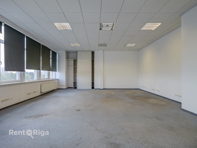 Sludinājumi. Kvalitatīvs, kompakta izmēra birojs renovētā ēkā  Ganību dambī 24D.  Birojs atrodas ēkas 5. stāvā, Cena: 208 EUR/mēn Foto #5