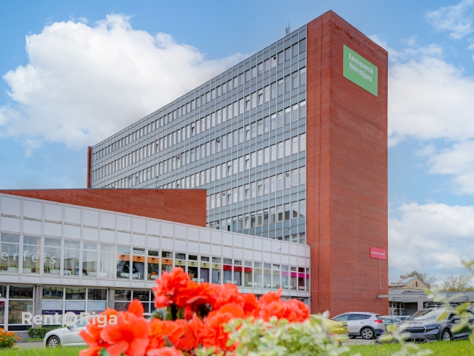 Sludinājumi. Kvalitatīvs, kompakta izmēra birojs renovētā ēkā  Ganību dambī 24D.  Birojs atrodas ēkas 5. stāvā, Cena: 133 EUR/mēn Foto #1