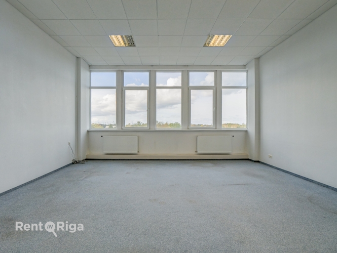 Sludinājumi. Kvalitatīvs, kompakta izmēra birojs renovētā ēkā  Ganību dambī 24D.  Birojs atrodas ēkas 5. stāvā, Cena: 133 EUR/mēn Foto #2