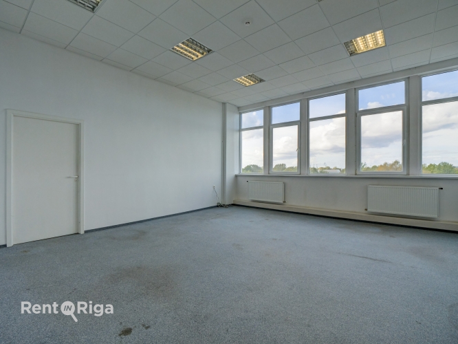 Sludinājumi. Kvalitatīvs, kompakta izmēra birojs renovētā ēkā  Ganību dambī 24D.  Birojs atrodas ēkas 5. stāvā, Cena: 133 EUR/mēn Foto #3