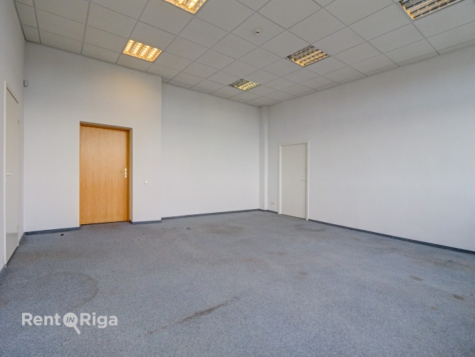 Sludinājumi. Kvalitatīvs, kompakta izmēra birojs renovētā ēkā  Ganību dambī 24D.  Birojs atrodas ēkas 5. stāvā, Cena: 133 EUR/mēn Foto #4