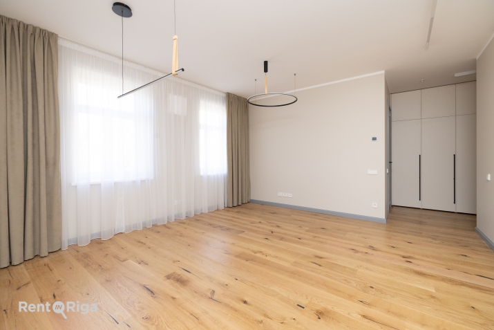 Sludinājumi. Funkcionāli pārdomāts un moderns dzīvoklis Rīgas vēsturiskajā centrā.  Piedāvājumā ir elegants 2 Cena: 800 EUR/mēn Foto #1