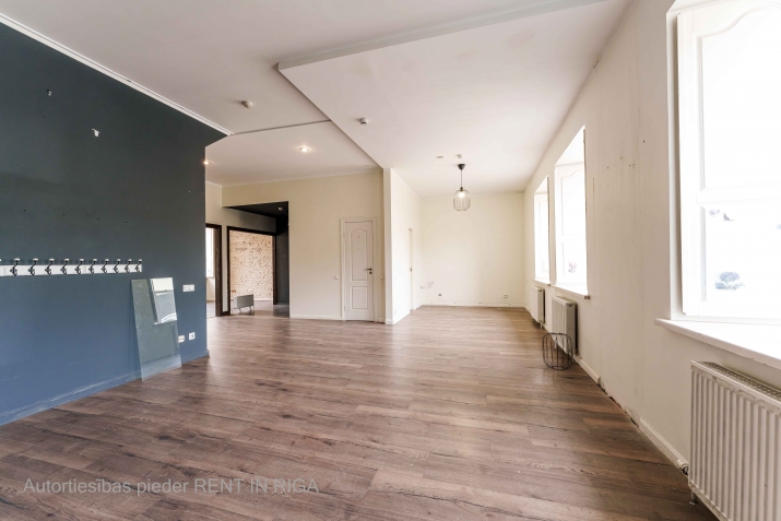 Sludinājumi. Telpas Jēkaba kazarmās.  Atrodas beletāžas stāvā. Viena liela telpa un 2 tualetes.  Ir iespēja Cena: 1274 EUR/mēn Foto #5