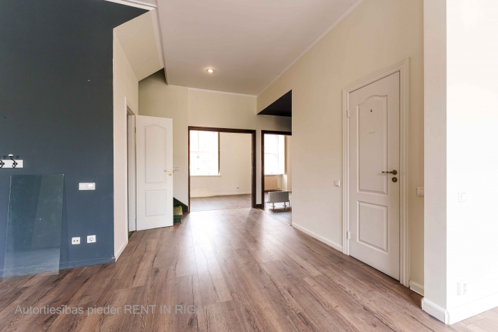 Sludinājumi. Telpas Jēkaba kazarmās.  Atrodas beletāžas stāvā. Viena liela telpa un 2 tualetes.  Ir iespēja Cena: 1274 EUR/mēn Foto #6