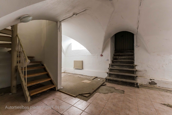 Sludinājumi. Puspagraba telpas Jēkaba kazarmās.  Viena liela telpa. Iespējams uz gājēju ielas izvietot terasi. Cena: 515 EUR/mēn Foto #7