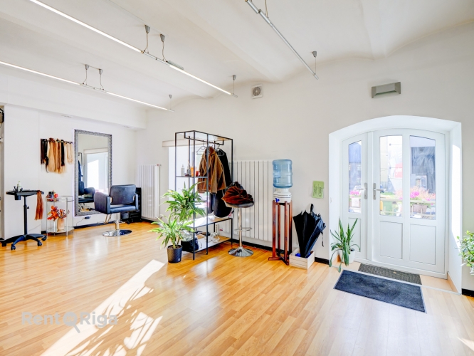 Объявление. Коммерческие помещения на первом этаже  идеально подходят для салона или сферы услуг  Предлагаются Цена: 1000 EUR/мес. Foto #4