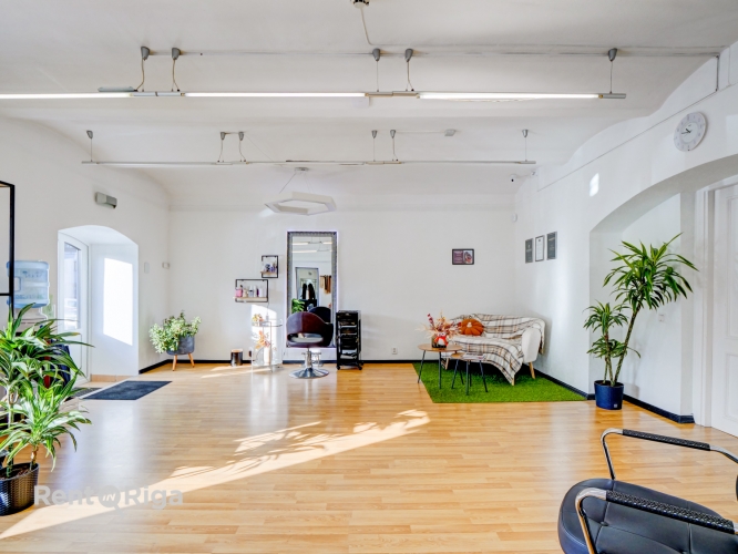 Объявление. Коммерческие помещения на первом этаже  идеально подходят для салона или сферы услуг  Предлагаются Цена: 1000 EUR/мес. Foto #5