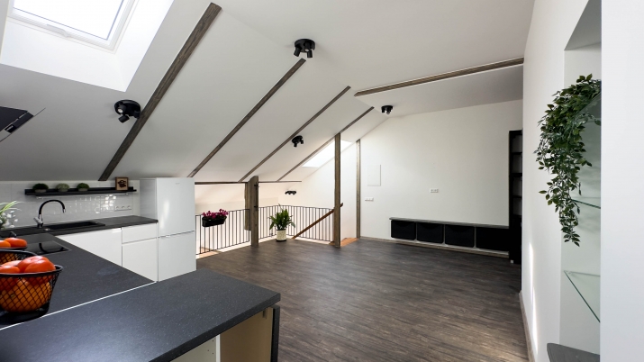 Sludinājumi. Izzīrē 4 istabu dzīvokli otrajā stāvā privātmājā tuvajā Pārdaugavā ar bezmaksas slēgtu Cena: 750 EUR/mēn Foto #2