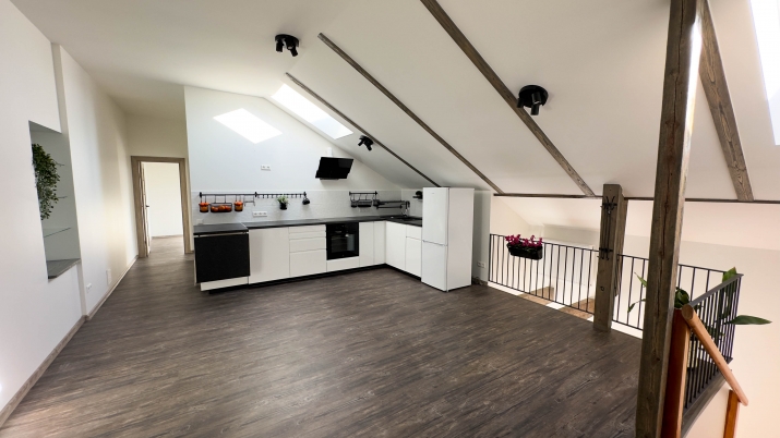 Sludinājumi. Izzīrē 4 istabu dzīvokli otrajā stāvā privātmājā tuvajā Pārdaugavā ar bezmaksas slēgtu Cena: 750 EUR/mēn Foto #1