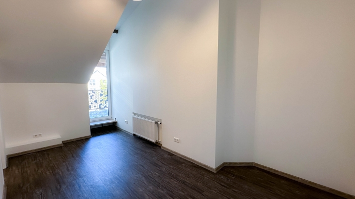 Sludinājumi. Izzīrē 4 istabu dzīvokli otrajā stāvā privātmājā tuvajā Pārdaugavā ar bezmaksas slēgtu Cena: 750 EUR/mēn Foto #5