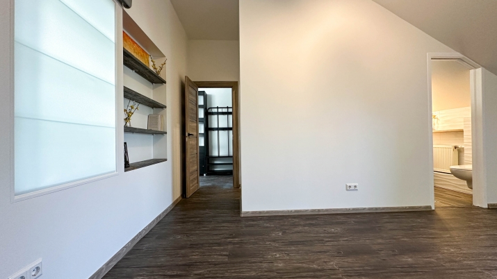 Sludinājumi. Izzīrē 4 istabu dzīvokli otrajā stāvā privātmājā tuvajā Pārdaugavā ar bezmaksas slēgtu Cena: 750 EUR/mēn Foto #6