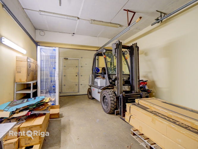 Объявление. Tirzniecības/noliktavas telpas ar savu teritoriju Ganību dambī.  Par objektu: Tiek iznomāta 2. Цена: 3500 EUR/мес. Foto #4