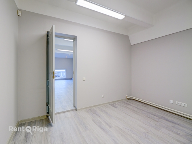 Sludinājumi. IZNOMĀ BIROJU KRASTA BIROJOS, MAZĀ KRASTA IELĀ 83, RĪGĀ  Biroja telpas 51.6 m platībā modernā Cena: 310 EUR/mēn Foto #3