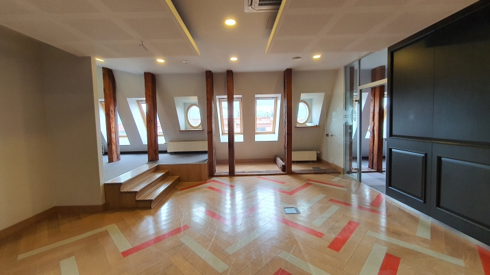 Sludinājumi. Birojs Vecrīgā, renovētā ēkā, 6. stāvā (ieeja no ēkas fasādes).  + Platība sastāv no open space Cena: 4635 EUR/mēn Foto #1