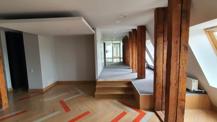 Sludinājumi. Birojs Vecrīgā, renovētā ēkā, 6. stāvā (ieeja no ēkas fasādes).  + Platība sastāv no open space Cena: 4635 EUR/mēn Foto #4