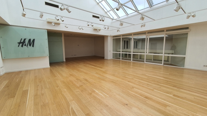 Sludinājumi. Birojs Vecrīgā, renovētā ēkā, 6. stāvā (ieeja no ēkas fasādes).  + Platība sastāv no open space Cena: 4635 EUR/mēn Foto #5