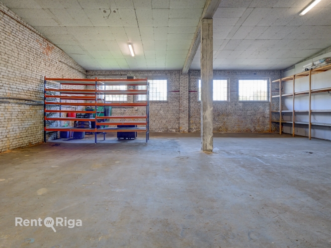 Sludinājumi. Izīrē apkurināmas telpas ar rampu un ofisu!  Telpas piemērotas: + Darbnīcai + Noliktavai + Cena: 900 EUR/mēn Foto #2