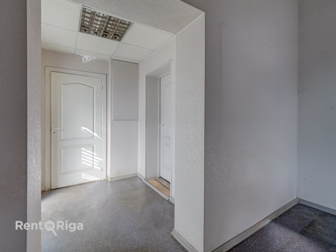 Sludinājumi. Izīrē apkurināmas telpas ar rampu un ofisu!  Telpas piemērotas: + Darbnīcai + Noliktavai + Cena: 900 EUR/mēn Foto #7