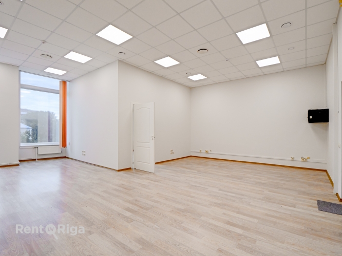 Sludinājumi. Iznomā biroja telpas biroju ēkā Dienvidu tilta rajonā, netālu no tirdzniecības centra Akropole Cena: 508 EUR/mēn Foto #2