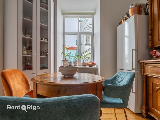 Sludinājumi. Piedāvājumā ekskluzīvs un mājīgs dzīvoklis 60 m platībā, kas apvieno vēsturisko šarmu ar Cena: 850 EUR/mēn Foto #2