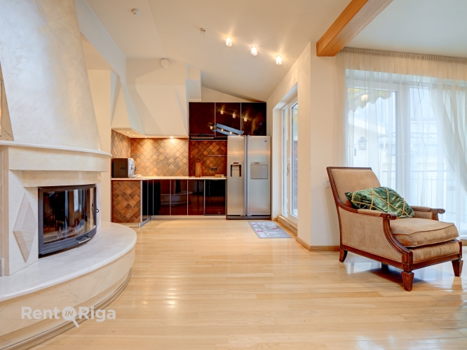 Sludinājumi. Komfortabls un mājīgs dzīvoklis Blaumaņa ielā, pašā Rīgas centrā. Ēka ir aprīkota ar Cena: 1200 EUR/mēn Foto #1