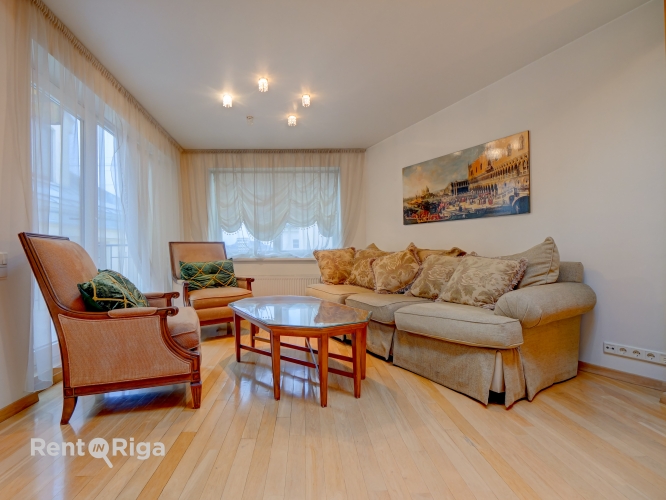 Sludinājumi. Komfortabls un mājīgs dzīvoklis Blaumaņa ielā, pašā Rīgas centrā. Ēka ir aprīkota ar Cena: 1200 EUR/mēn Foto #3