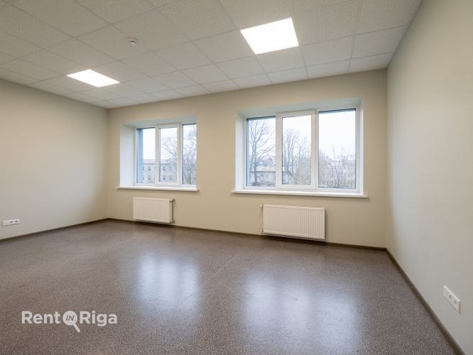 Sludinājumi. Izīrē nelielu biroju ēkas kabinetu Iļģuciemā. Pieejami dažāda veida un platību kabineti.   Kopējā Cena: 185 EUR/mēn Foto #4