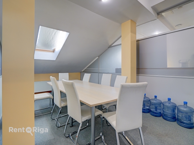 Sludinājumi. Biroja telpas ar perfektu lokāciju un ērtu piekļuvi  Pirms Salu tilta, centra virzienā.  Piedāvājam Cena: 756 EUR/mēn Foto #1