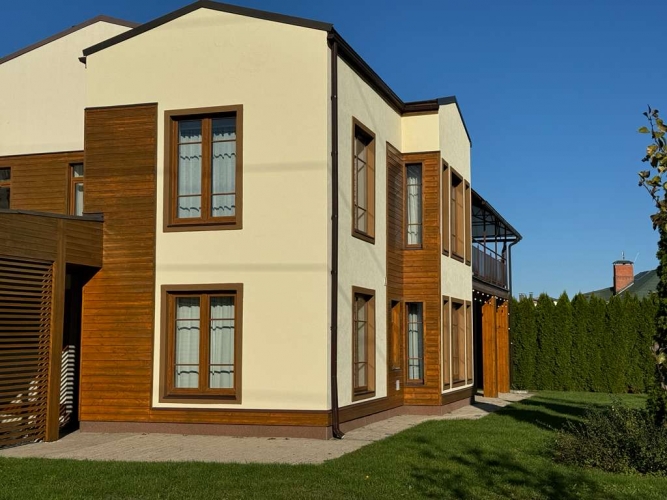 Sludinājumi. Tiek pārdota kvalitatīvi būvēta un pilnībā aprīkota dvīņu māja ar labiekārtotu teritoriju Ķekavā.  Cena: 259000 EUR Foto #2