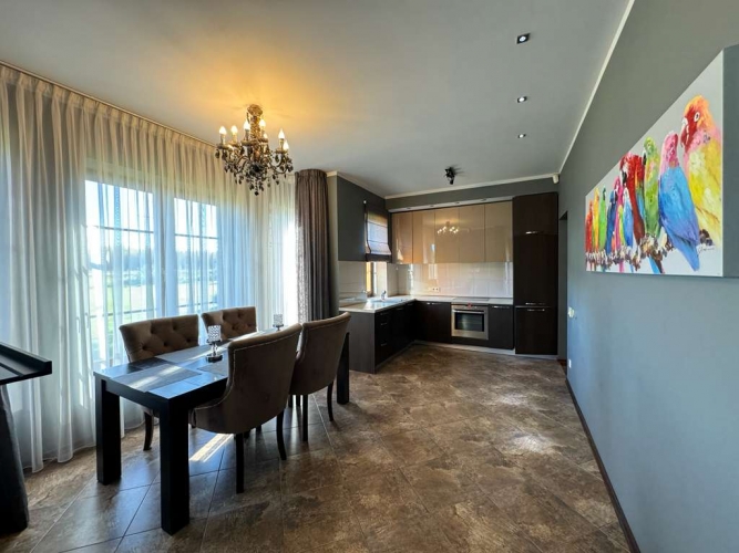 Sludinājumi. Tiek pārdota kvalitatīvi būvēta un pilnībā aprīkota dvīņu māja ar labiekārtotu teritoriju Ķekavā.  Cena: 259000 EUR Foto #6