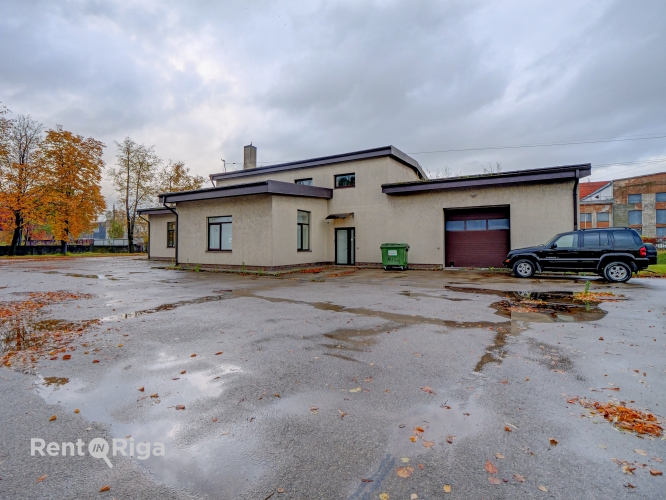 Объявление. Отдельно стоящее коммерческое здание с просторной прилегающей территорией.  + В здании расположены Цена: 3200 EUR/мес. Foto #2