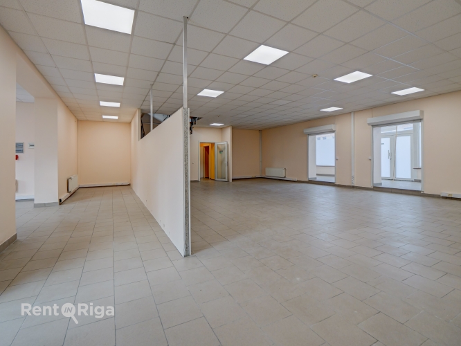 Объявление. Отдельно стоящее коммерческое здание с просторной прилегающей территорией.  + В здании расположены Цена: 3200 EUR/мес. Foto #4