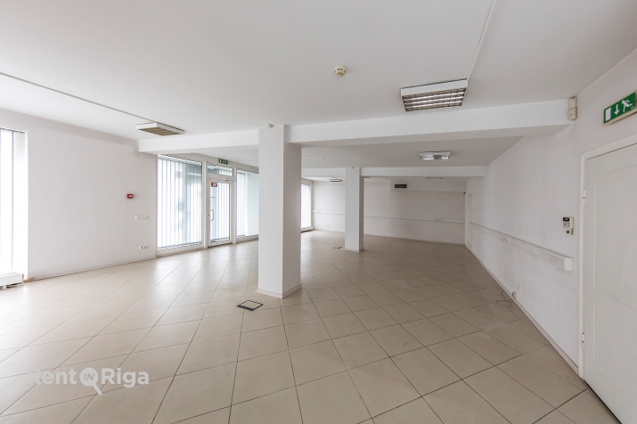 Sludinājumi. Plaša pielietojuma telpas Čiekurkalnā.   Piedāvājam nomai gaišas un plašas telpas ēkas pirmajā Cena: 695 EUR/mēn Foto #1