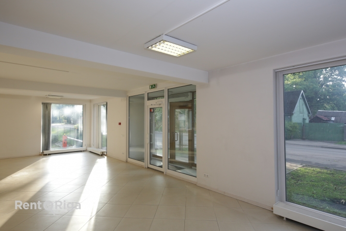 Sludinājumi. Plaša pielietojuma telpas Čiekurkalnā.   Piedāvājam nomai gaišas un plašas telpas ēkas pirmajā Cena: 695 EUR/mēn Foto #3
