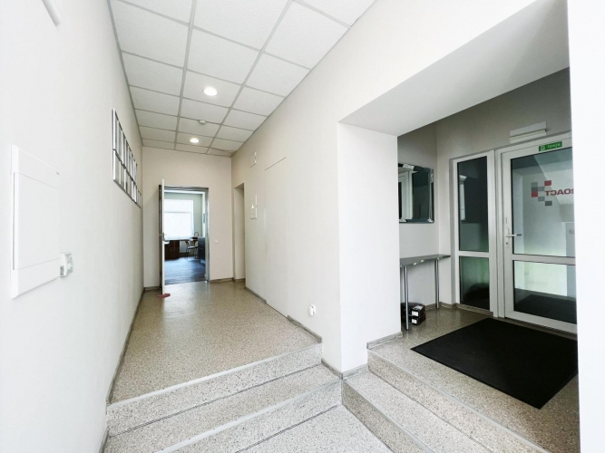 Sludinājumi. Iznomā biroja telpas biroju ēkā!  Telpas ir pilnībā atbrīvotas. Bez mēbelēm. Ir iespēja pielāgot Cena: 1952 EUR/mēn Foto #4