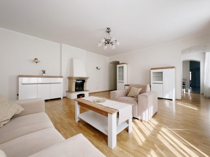 Sludinājumi. Plašs 4-istabu dzīvoklis vēstniecību rajonā. Izīrē ērtu un mājīgu dzīvokli klusajā Rīgas centrā.  Cena: 1300 EUR/mēn Foto #1